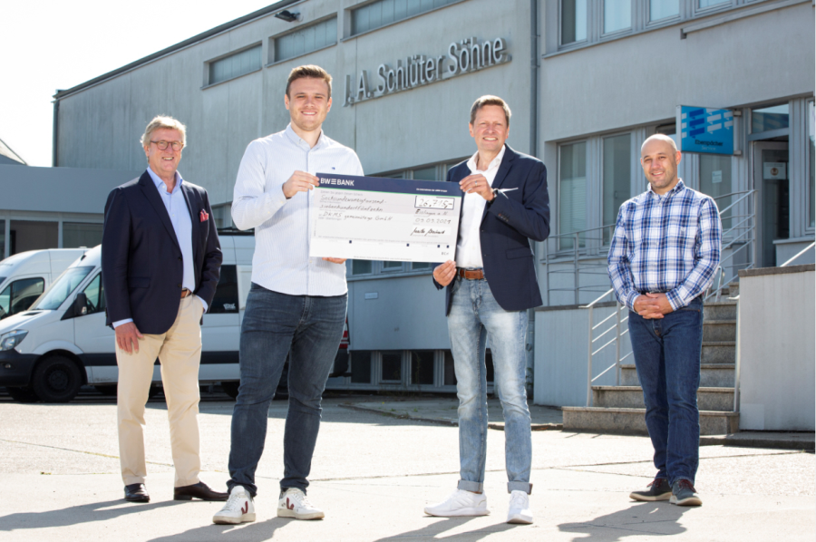 v.l.n.r. John-Henry Schlüter, Leve Bremer (ehrenamtlicher Mitarbeiter DKMS), Martin Wiechard (Key Account Manager Eberspächer), Hans Friedrich Clement (Segmentmanager Aftermarket Eberspächer)